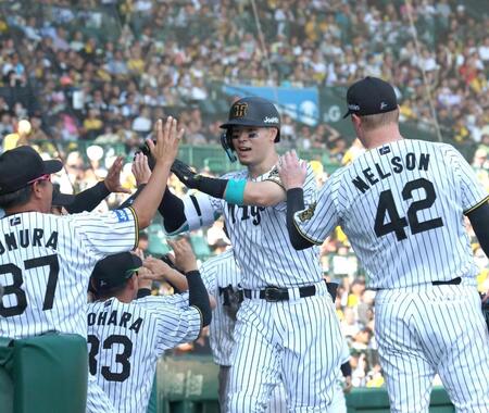 　３回、２ランを放ち、ナインとタッチを交わす佐藤輝（中央）＝撮影・北村雅宏