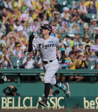 　５回、２ランを放ち、天を指さす佐藤輝（撮影・北村雅宏）