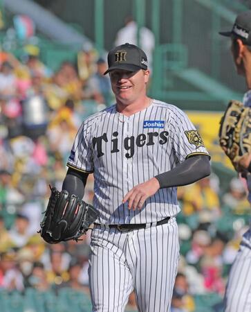 　５回、三者凡退に抑えて笑顔を見せるネルソン（撮影・北村雅宏）