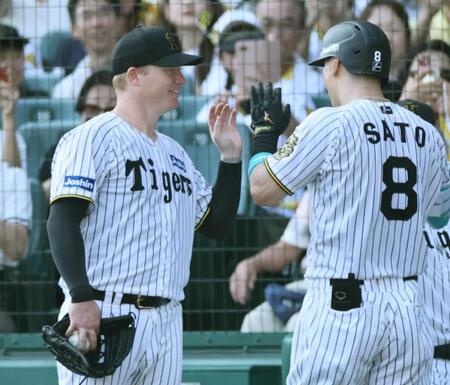 　３回、２ランを放った佐藤輝を迎えるネルソン（撮影・田中太一）