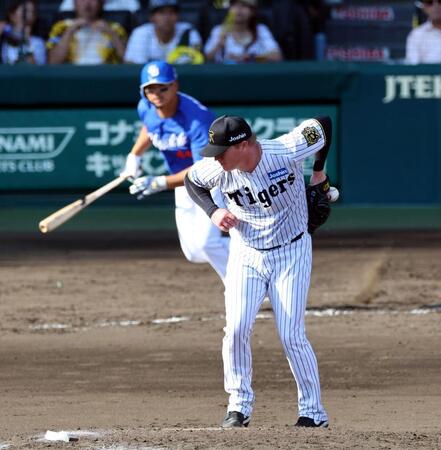 　５回、ネルソンは川越を投ゴロに打ち取る（撮影・山口登）