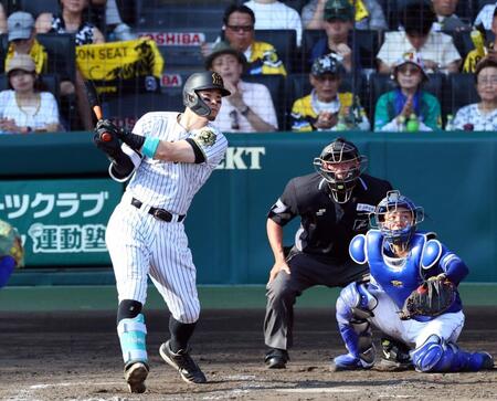 　５回、左越えに２ランを放つ佐藤輝（捕手・石伊）＝撮影・山口登