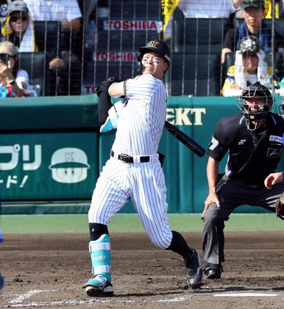 　３回、右中間に２ランを放つ佐藤輝（撮影・山口登）