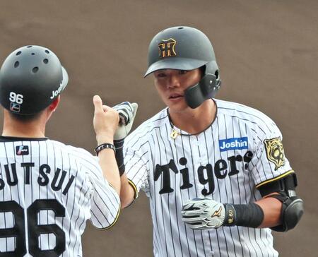 　８回、左前打を放ちタッチを交わす小野寺（撮影・立川洋一郎）