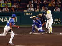 　１回、右前打を放つ森下（投手・大野、捕手・石伊）＝撮影・山口登