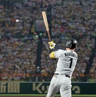 　１回、右前打を放つ森下（撮影・立川洋一郎）