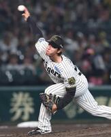 元阪神タイガース西岡選手実使用スパイク 阪神 西岡が初スパイク練習 ジャンプや細かいステップも
