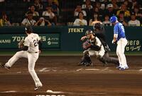 　８回、細川は見逃し三振に倒れる（投手・工藤、捕手・坂本）＝撮影・山口登