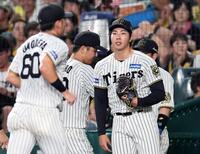 　８回、中日打線を３者連続三振に仕留めた工藤は野手陣を迎える（撮影・田中太一）