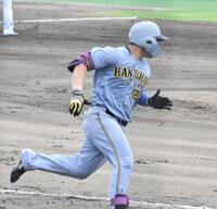 　７回に適時打を放ち、一塁へ走る嶋村