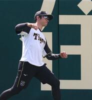 　体をほぐす近本（撮影・北村雅宏）