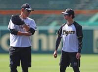 　練習中、原口と談笑する近本（右）＝撮影・北村雅宏