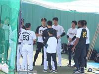 　１軍練習に合流した石井（右から３人目）＝撮影・立川洋一郎