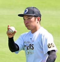 　キャッチボールをして調整する石井（撮影・立川洋一郎）