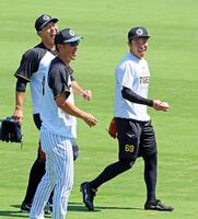 　キャッチボールを終えて笑顔を見せる石井（右）。左は畠（撮影・立川洋一郎）