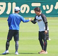 　山本（左）と談笑しタッチを交わす村上（撮影・立川洋一郎）