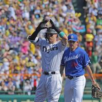 　１回、先制となる適時二塁打を放ち、ベンチに向かってポーズをとる佐藤輝（撮影・北村雅宏）