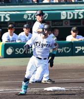 　１回、左中間に先制適時二塁打を放つ佐藤輝（撮影・山口登）