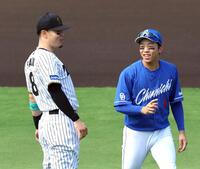 　試合前、佐藤輝（左）は岡林と談笑する（撮影・山口登）