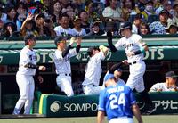 　１回、生還しナインに迎えられる佐藤輝（撮影・山口登）