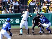 　３回、右中間に２ランを放つ佐藤輝（投手・松葉、捕手・石伊）＝撮影・山口登