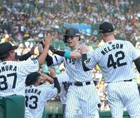 　３回、２ランを放ち、ナインとタッチを交わす佐藤輝（中央）＝撮影・北村雅宏