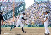 　３回、２ランを放った佐藤輝は沸き上がるスタンドを背に本塁へ走る（撮影・田中太一）