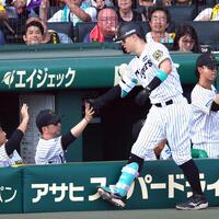 　５回、藤川監督は２ランを放った佐藤輝を迎える（撮影・山口登）