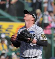 　５回、三者凡退に抑え、天を見上げるネルソン撮影・北村雅宏）