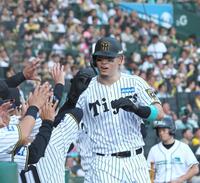 　５回、２ランを放ちナインとタッチを交わす佐藤輝（撮影・北村雅宏）