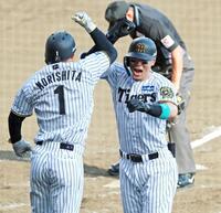 　５回、２打席連続の２ランを放ち森下（左）と歓喜のタッチを交わす佐藤輝（撮影・立川洋一郎）