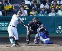 　５回、左越えに２ランを放つ佐藤輝（捕手・石伊）＝撮影・山口登