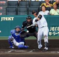 　８回、左前打を放つ小野寺（捕手・石伊）＝撮影・山口登