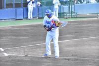 　ファンに一礼する中田