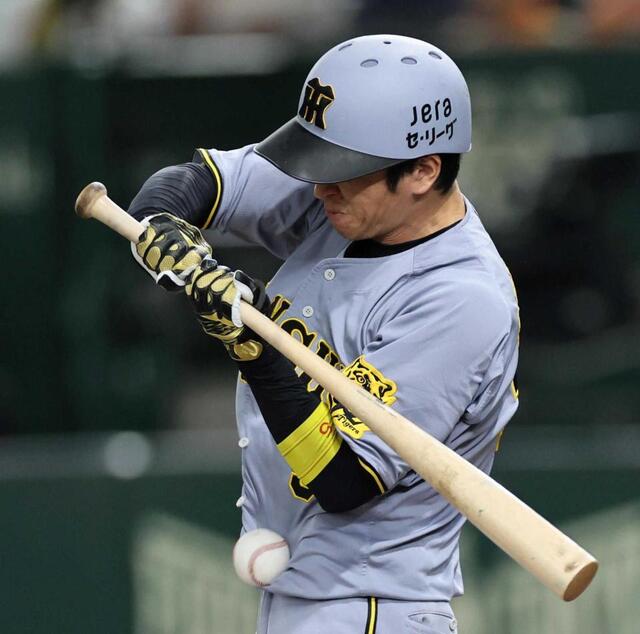 阪神・近本が今季初のベンチ外 前日死球の診断「左前腕の打撲」骨に