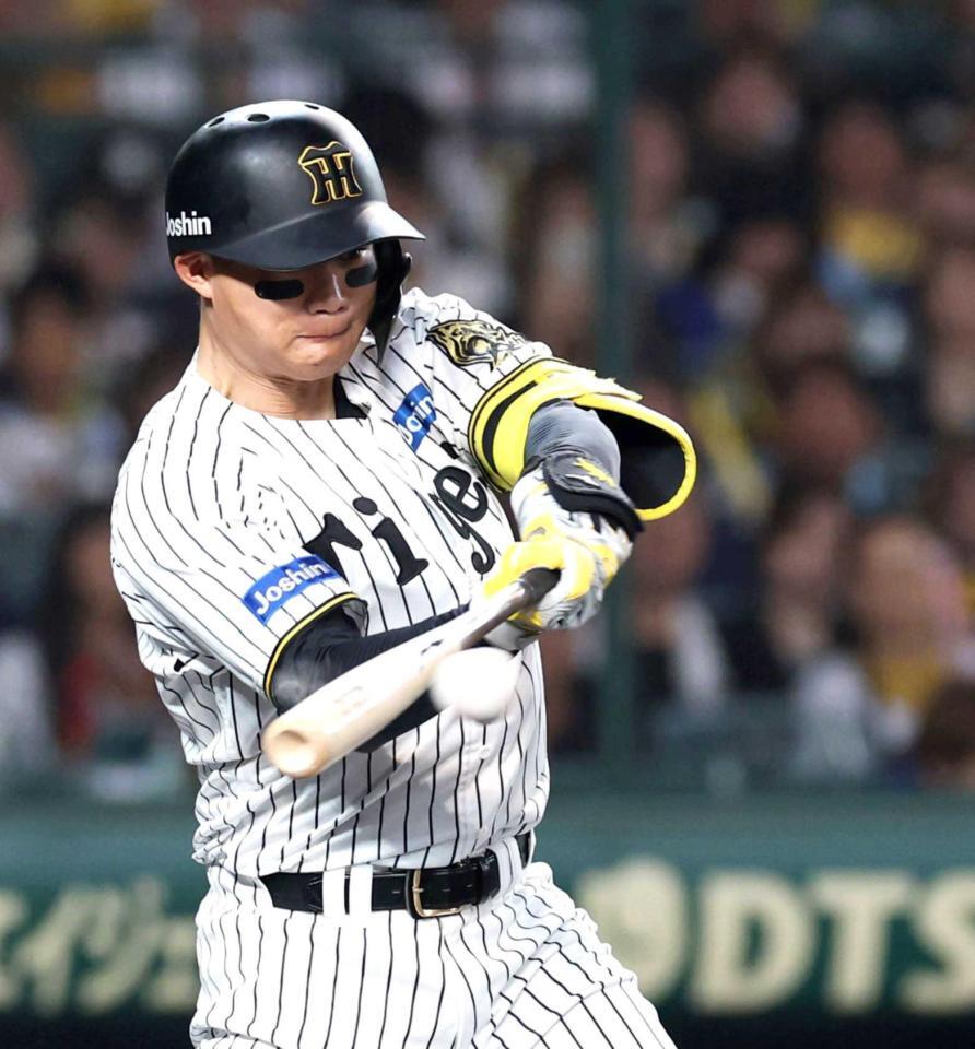 　１回、右前打を放つ森下（撮影・北村雅宏）