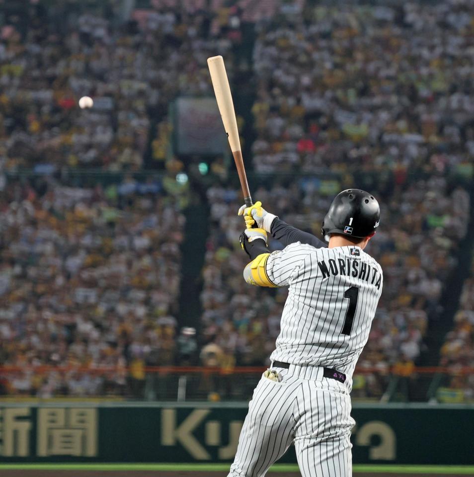 　１回、右前打を放つ森下（撮影・立川洋一郎）