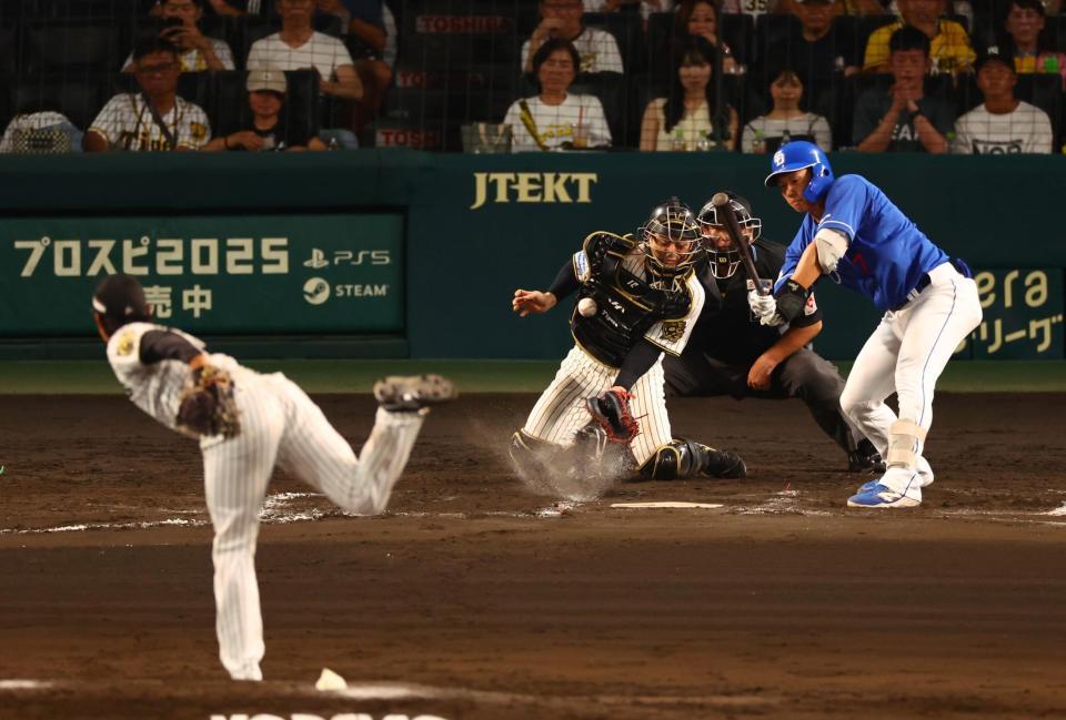 　８回、福永は空振り三振に倒れる（投手・工藤、捕手・坂本）＝撮影・山口登