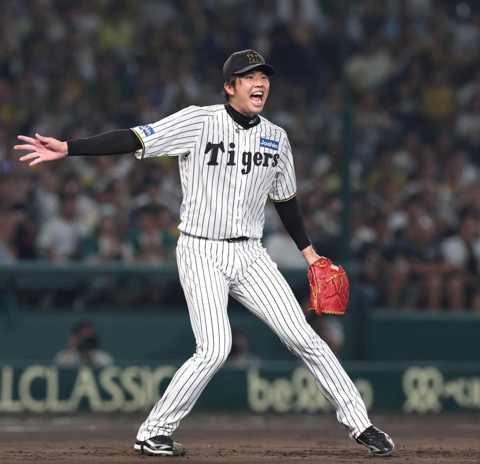 　７回、田中の打球が内野安打となり、本塁への送球を指示する才木（撮影・北村雅宏）