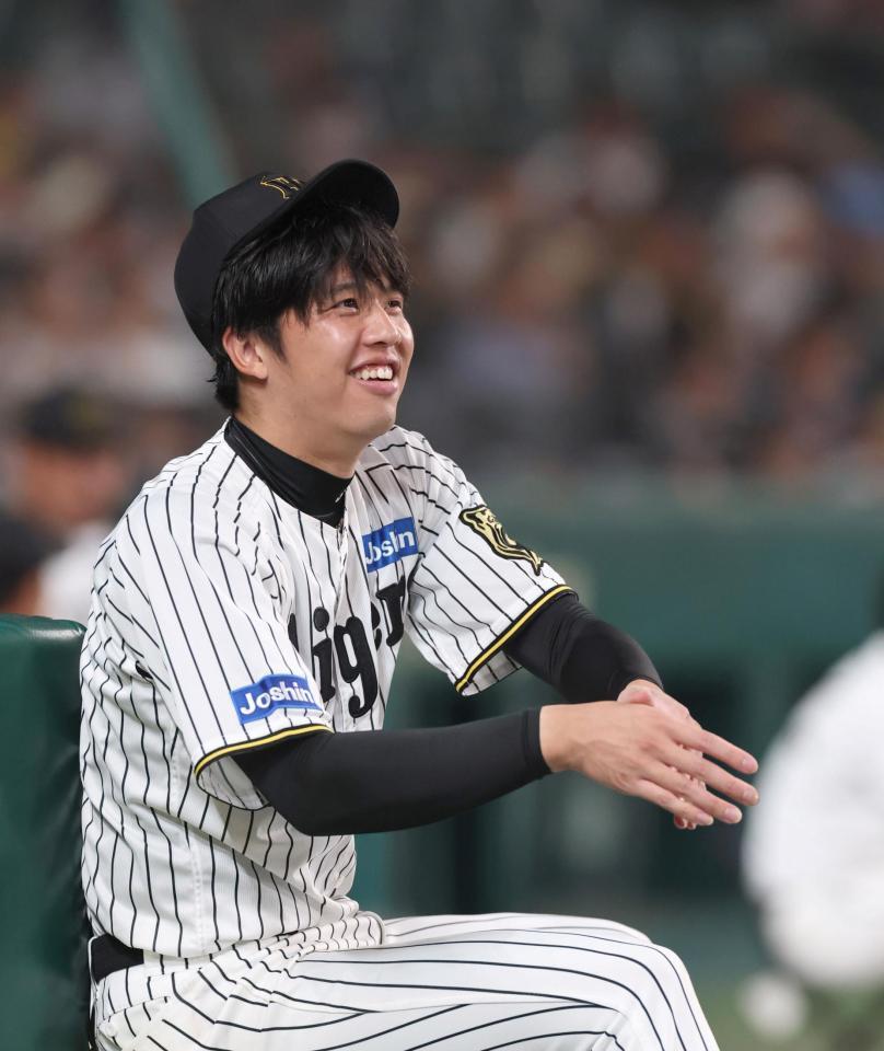 　９回の攻撃をベンチ前で待つ才木（撮影・北村雅宏）