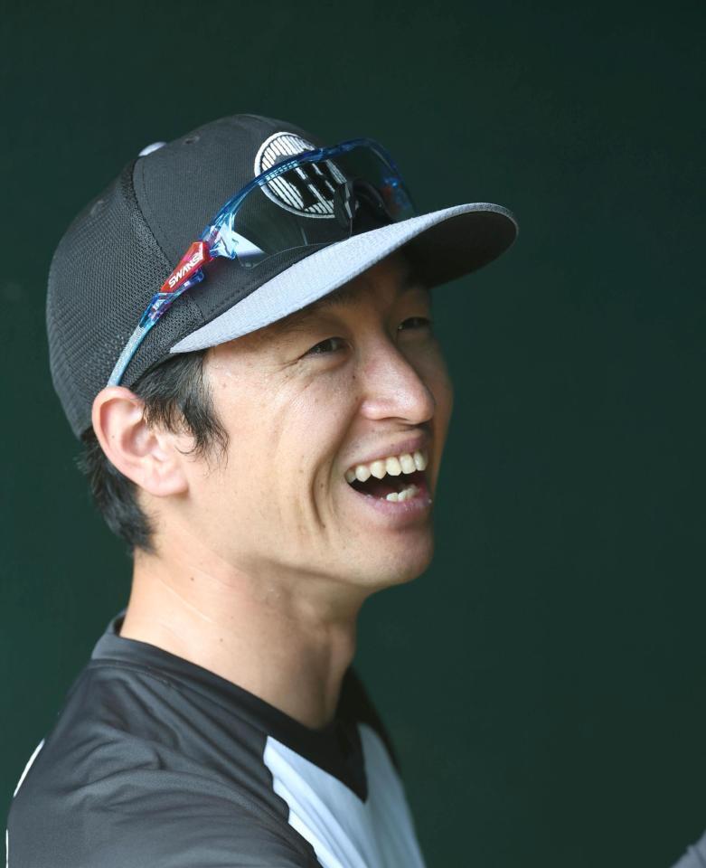 　練習中に笑顔を見せる近本（撮影・北村雅宏）