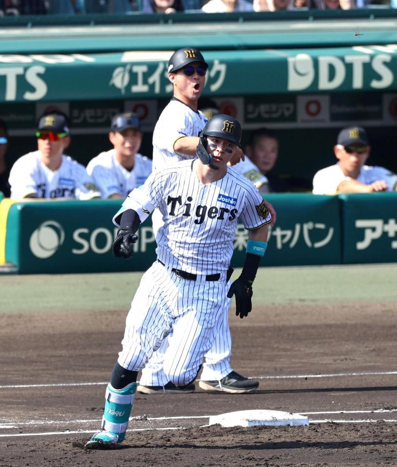 　１回、左中間に先制適時二塁打を放つ佐藤輝（撮影・山口登）