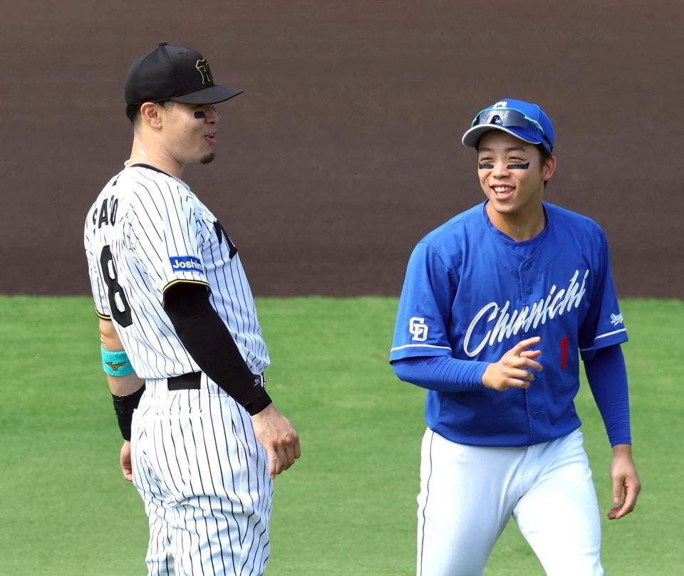 　試合前、佐藤輝（左）は岡林と談笑する（撮影・山口登）