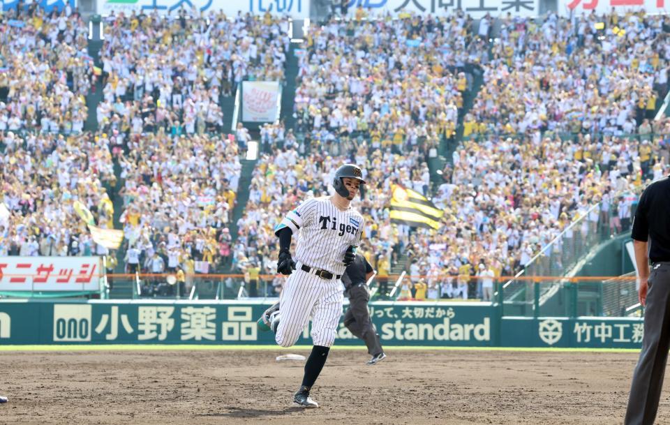 　３回、２ランを放った佐藤輝は沸き上がるスタンドを背にダイヤモンドを回る（撮影・田中太一）