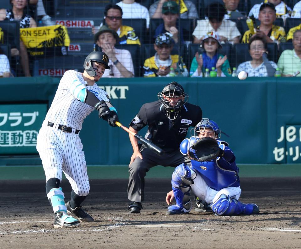 　５回、左越えに２ランを放つ佐藤輝（捕手・石伊）＝撮影・山口登