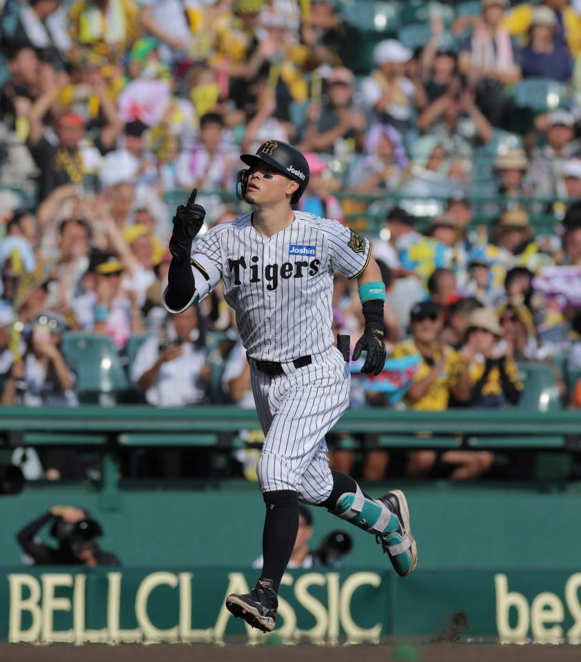 　５回、２ランを放ち、天を指さす佐藤輝（撮影・北村雅宏）