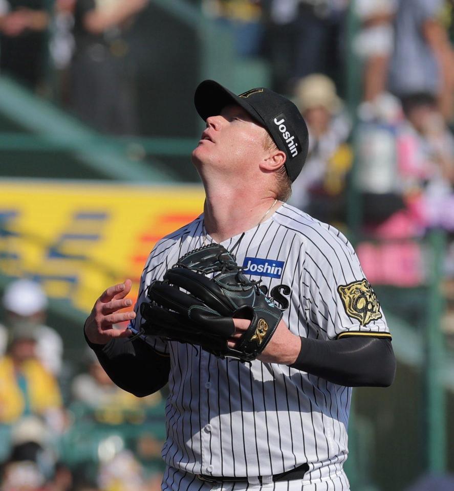 　５回、三者凡退に抑え、天を見上げるネルソン撮影・北村雅宏）