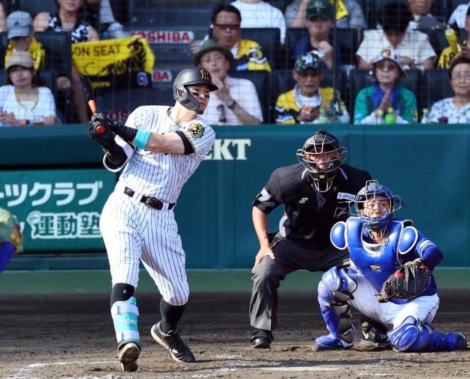 　５回、左越えに２ランを放つ佐藤輝（捕手・石伊）＝撮影・山口登