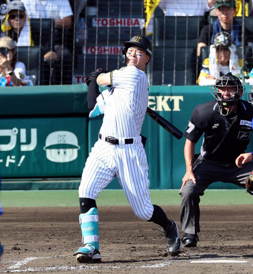 　３回、右中間に２ランを放つ佐藤輝（撮影・山口登）