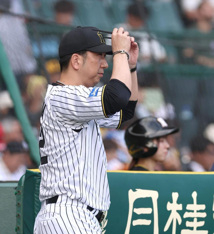 　７回、選手交代を告げに行く藤川監督（撮影・北村雅宏）